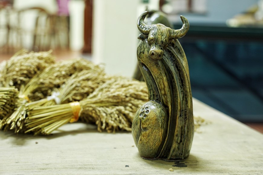 El búfalo constituye una imagen muy familiar de las generaciones de agricultores vietnamitas y un símbolo de la civilización de la agricultura asociada con el cultivo de arroz del Sudeste Asiático en general y de Vietnam en particular. El artista Tran Tuoc dijo que la colección “Jardín de Búfalo” fue creada en solo dos días y una noche. El búfalo es un bovino que puede vivir más de 18 años siendo útil en las producciones pecuarias. Su productividad se deriva del buen manejo dado en el predio y su flamante capacidad de adaptabilidad al trópico. En la cultura vietnamita, el búfalo simboliza la laboriosidad, la inteligencia y la fuerza (Foto: Vietnam+)