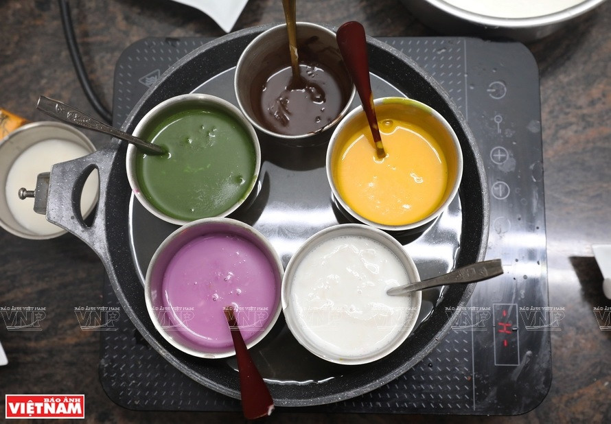 Los colores de los pétalos se extraen de las frutas y verduras vietnamitas (Foto: VNA)