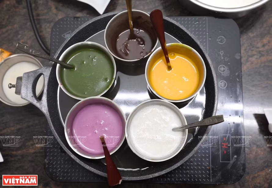 Los colores de los pétalos se extraen de las frutas y verduras vietnamitas (Foto: VNA)