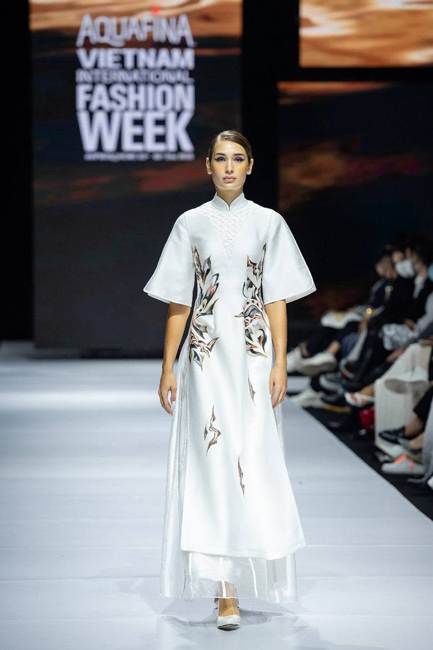 La singularidad y sofisticación de las delicadas pinturas hechas a mano en la tela ayudan a honrar la belleza de las mujeres vietnamitas. (Foto: Vietnam +)