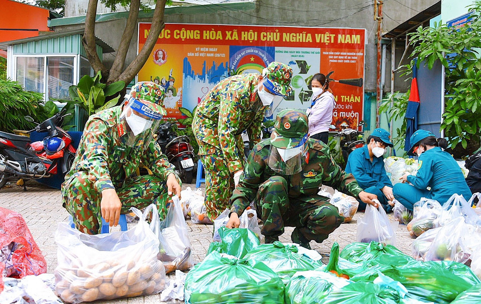 Jóvenes soldados preparan diligentemente bienes esenciales para los residentes en Ciudad Ho Chi Minh (Foto: VNA)