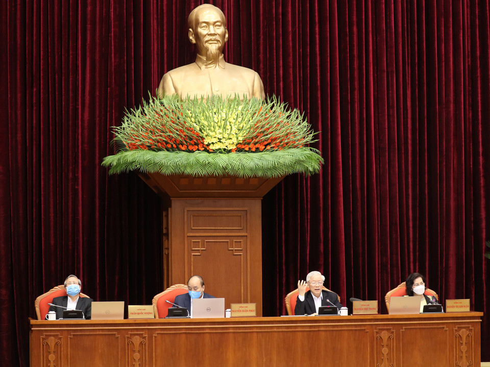 El 23 de abril de 2020, el secretario general del Partido Comunista de Vietnam (PCV) y presidente del país, Nguyen Phu Trong, presidió la Conferencia nacional de cuadros sobre la situación y la soluciones para la prevención y el control del COVID-19. Antes de eso, el 30 de marzo de 2020, el máximo dirigente hizo un llamado a los pobladores y soldados en el país y a los coterráneos en ultramar a unirse para implementar de manera drástica los lineamientos del Partido y del Estado, las direcciones del Gobierno para superar el impacto de la pandemia. (Foto: VNA)
