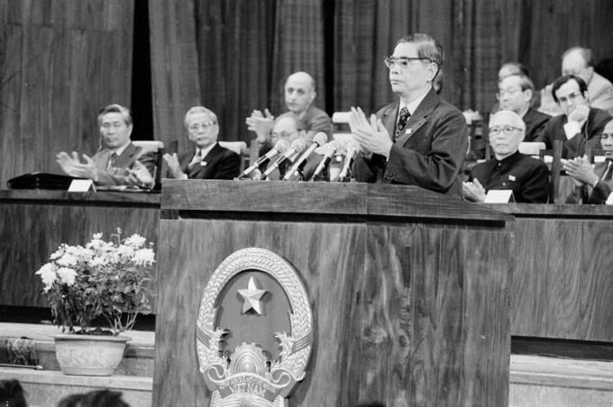 En su discurso después de ser elegido secretario general del Partido, Nguyen Van Linh destacó que el VI Congreso marcó un paso importante en el proceso de herencia y renovación de las direcciones del Partido. Afirmó que “Ningún obstáculo puede impedir que avancemos”. (Foto: VNA)