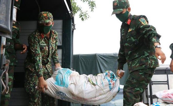 El Comando Militar de la provincia de Dong Thap apoya el transporte de 50 toneladas de productos agrícolas para los habitantes de Ciudad Ho Chi Minh (Foto: VNA)
