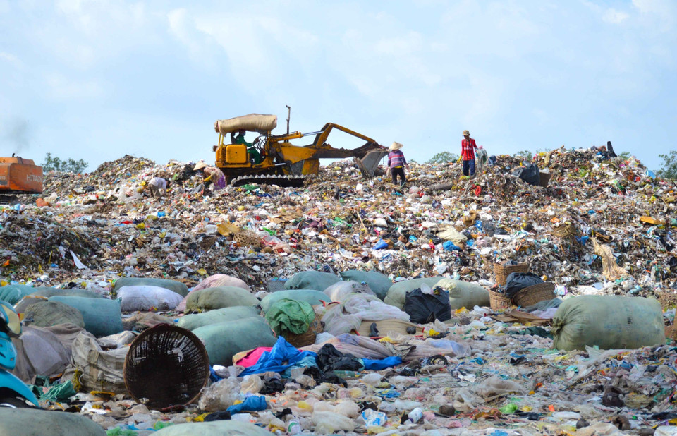 Bolsas de plástico se amontonan en el área de la planta de tratamiento de residuos de la ciudad de Ca Mau (Foto: VNA)