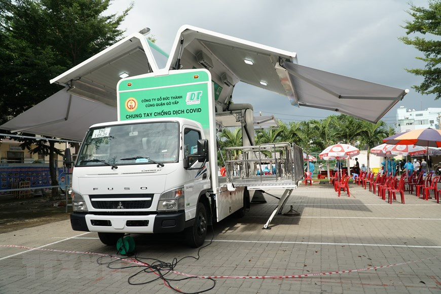 La camioneta destinada para la vacunación en el Comité Popular del barrio 9, distrito de Go Vap, Ciudad Ho Chi Minh (Foto: VNA)