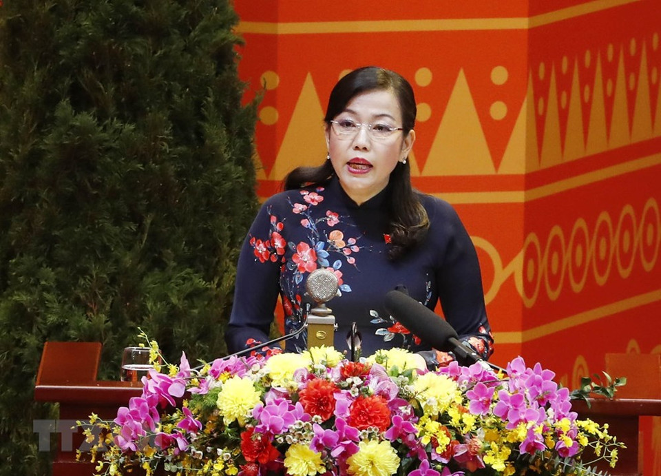 Nguyen Thanh Hai, miembro de la Delegación Secretarial del Congreso, lee la lista de partidos políticos, organizaciones y amigos internacionales que envían cartas de felicitación al XIII Congreso Nacional del Partido. (Foto: VNA)