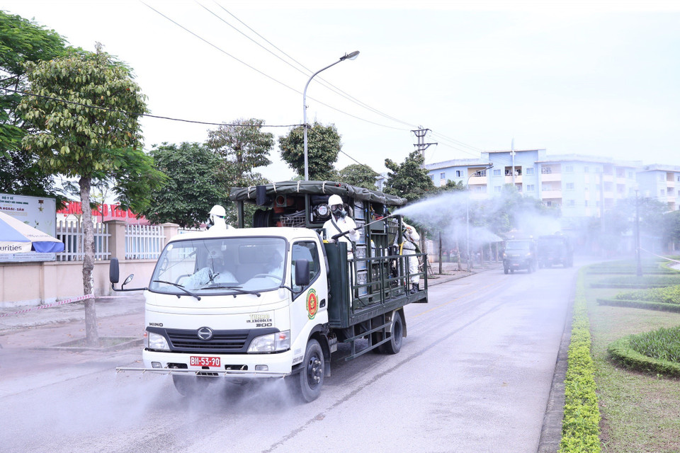 El Comando de Química realiza la desinfección de la dependencia 2 del Hospital Nacional de Enfermedades Tropicales en el distrito de Dong Anh (Foto: VNA)