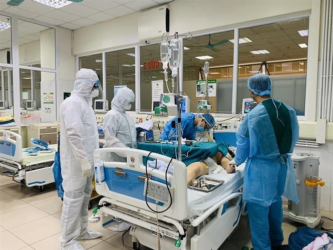 Con la dirección drástica del Gobierno, el consenso y la determinación tanto del sistema político como del pueblo, Vietnam básicamente controla el COVID-19, lo que recibe el reconocimiento de la comunidad internacional. En la foto: El Hospital Central de Enfermedades Tropicales 2 (distrito de Dong Anh, Hanoi) es la instalación de primera línea para tratar eficazmente a los pacientes con el COVID-19, con el mayor número de recuperados en el país. (Foto: VNA)