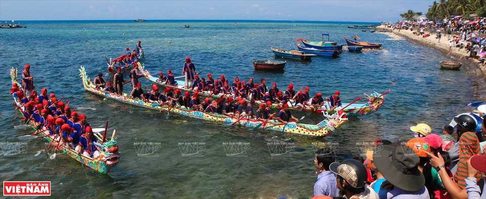 Los equipos se presentan ante los vítores y el aliento de la población del distrito isleño de Ly Son (Foto: VNA)