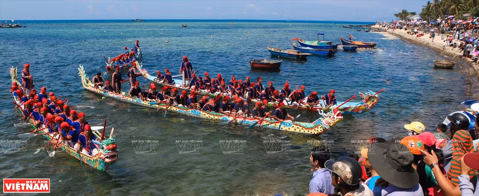Los equipos se presentan ante los vítores y el aliento de la población del distrito isleño de Ly Son (Foto: VNA)