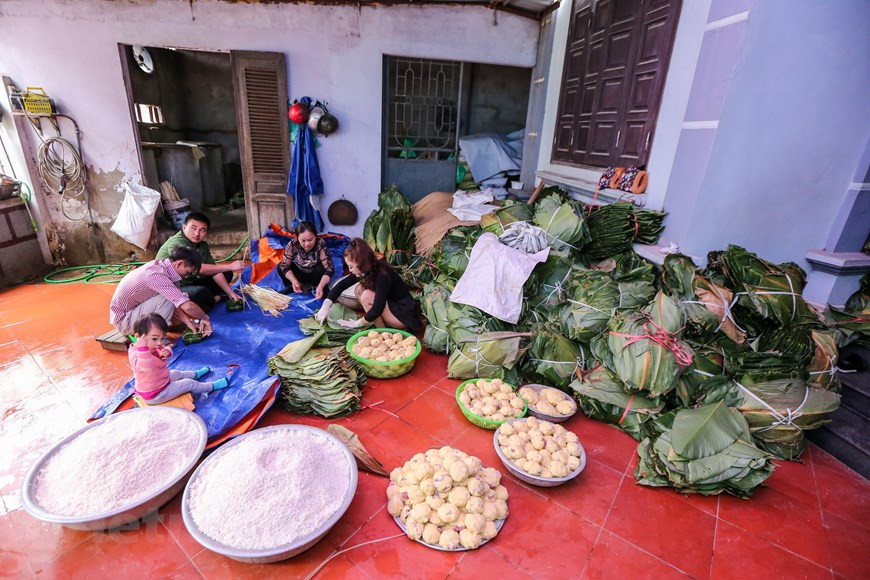 El pastel “Banh chung” es considerado un elemento esencial del altar familiar con motivo del Tet, y su elaboración y consumo durante esa época es una tradición bien conservada por los vietnamitas. Según la leyenda vietnamita, la forma cuadrada del Banh chung representa a la Madre Tierra, teñida de verde por las hojas. La guarnición está compuesta de frijol verde y carne de cerdo, que aluden a las plantas y animales que viven en la tierra. Para los vietnamitas, que dependían de la agricultura para vivir, el Banh chung es como un símbolo de su gratitud a la naturaleza, que le brindaba buenas cosechas (Foto: Vietnamplus)
