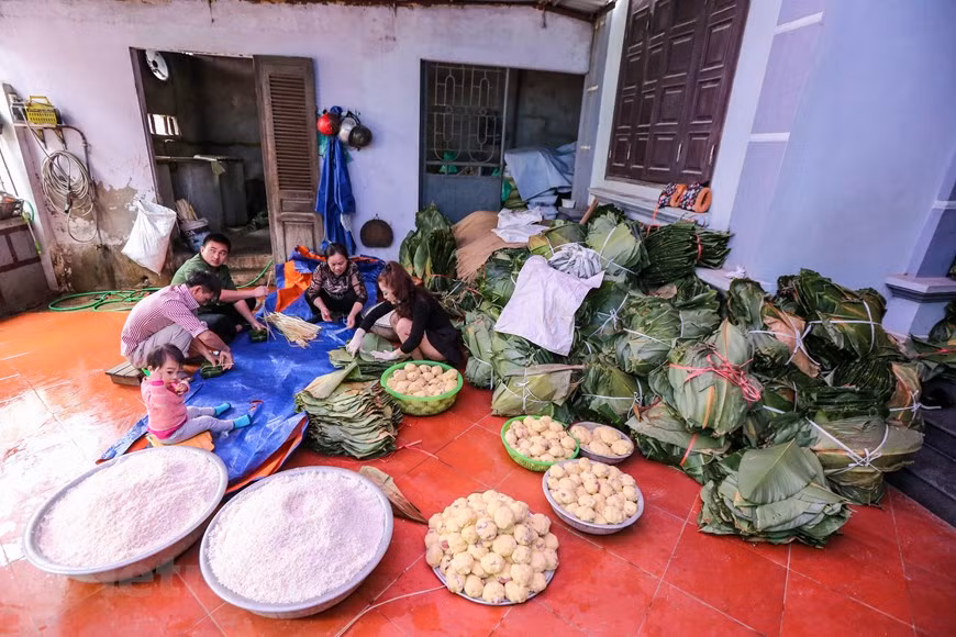 El pastel “Banh chung” es considerado un elemento esencial del altar familiar con motivo del Tet, y su elaboración y consumo durante esa época es una tradición bien conservada por los vietnamitas. Según la leyenda vietnamita, la forma cuadrada del Banh chung representa a la Madre Tierra, teñida de verde por las hojas. La guarnición está compuesta de frijol verde y carne de cerdo, que aluden a las plantas y animales que viven en la tierra. Para los vietnamitas, que dependían de la agricultura para vivir, el Banh chung es como un símbolo de su gratitud a la naturaleza, que le brindaba buenas cosechas (Foto: Vietnamplus)
