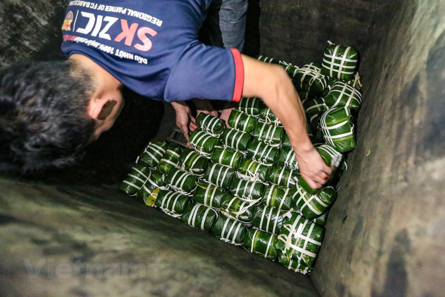 Aunque normalmente se come templado o a temperatura ambiente, el Banh chung también puede freírse y servirse como un panqueque crujiente llamado Banh chung frito. En algunas regiones se elabora Banh tet en lugar de Banh chung, que es un pastel cilíndrico con casi los mismos ingredientes. Además de con envolverse con hojas de dong, el Banh chung se envuelve con un tipo adicional de hoja llamada la chit. También hay variantes de banh chung sin carne de cerdo para vegetarianos y budistas. Estas versiones se rellenan con melaza y azúcar morena. En el campo, el banh chung vegetariano se hacía en tiempo por las familias pobres que no podían permitirse el relleno de cerdo, y lo sustituían por cardamomo, pimienta negra y frijol chino cocido (Foto: Vietnamplus)