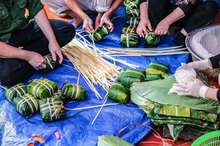 Hace falta buscar unas pancetas buenas que no sean ni muy grasas ni muy magras, es decir tocino entreverado. Mientras, las hojas de “dong” para envolver los ingredientes a menudo se compran en el famoso granero de Trang Cat (distrito de Thanh Oai, Hanoi). Si las hojas no son hermosas, no lo suficiente, tienes que hacer un pedido en las provincias de Nghe An y Ha Tinh hace meses. Las hojas de “dong” deben ser grandes, de color verde, no desgarradas ni rasgadas. Después de envolverlos y arreglarlos, los pasteles se comprimen con suficiente peso y se cocinan en una olla eléctrica de ocho a 10 horas (Foto: Vietnamplus)