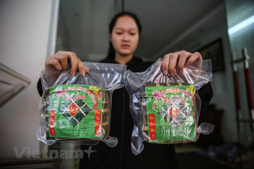 El “Banh chung” no solo es un plato emblemático durante la fiesta del Tet, sino que también se consume todo el año como una delicia de la cocina vietnamita. Sin importar sus diferentes formas en las distintas partes del territorio nacional, la costumbre de ofrendarlo y comerlo en esta ocasión se mantiene como un rasgo cultural hermoso y perdurable de este pueblo. En la actualidad, Banh chung de Tranh Khuc ha ganado la popularidad entre los consumidores dentro y fuera del país. Los hogares productores también han utilizado métodos de conservación modernos para que los pasteles se pueda venderse no solo en los mercados domésticos sino también a los países extranjeros (Foto: Vietnamplus)