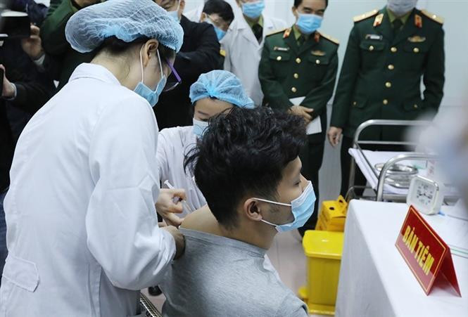 Vietnam logra producir 11 de las 12 vacunas utilizadas en el Programa Nacional Ampliado de Inmunización y muchos medicamentos avanzados. En la foto: El 17 de diciembre de 2020, se realizó la primera inyección de la vacuna Nano Covax contra el COVID-19, creando expectativa en torno a una vacuna “hecha en Vietnam”. (Foto: VNA)