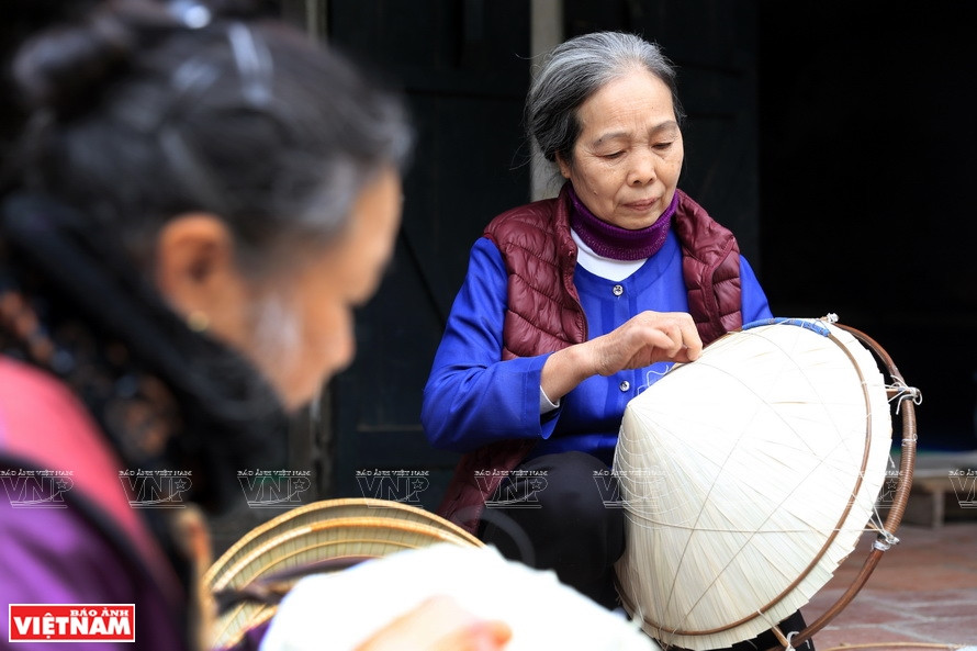 Los artesanos cosen y hacen los sombreros de manera hábil (Foto: VNA)