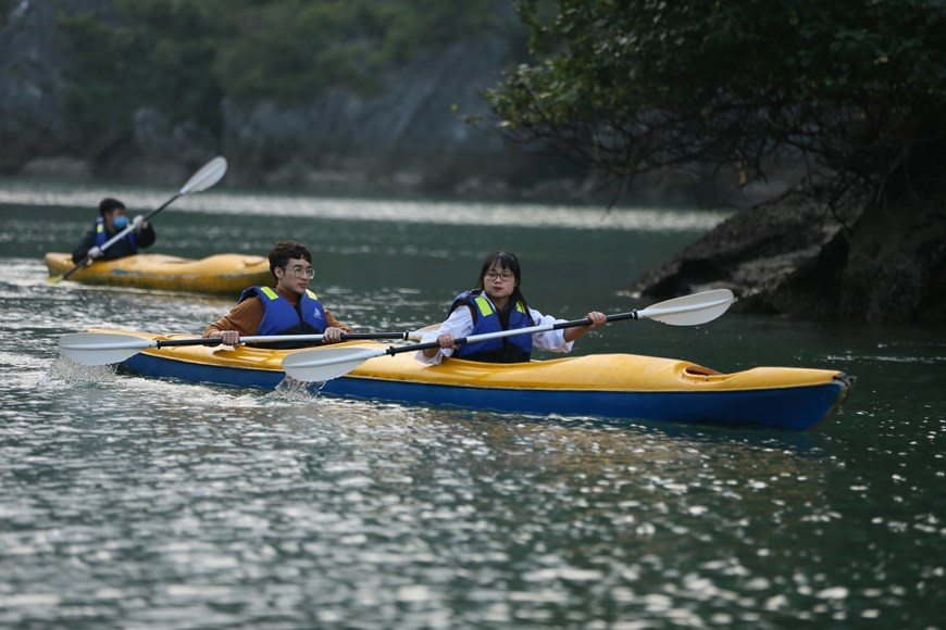Los turistas van en kayak para explorar la bahía de Lan Ha. (Foto: Vietnam+)