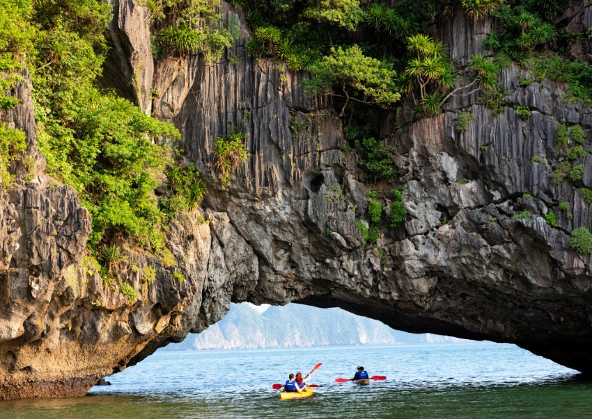 El kayak en la bahía de Lan Ha es una actividad que capta el interés de los jóvenes y amantes de los deportes. (Foto: Vietnam+)