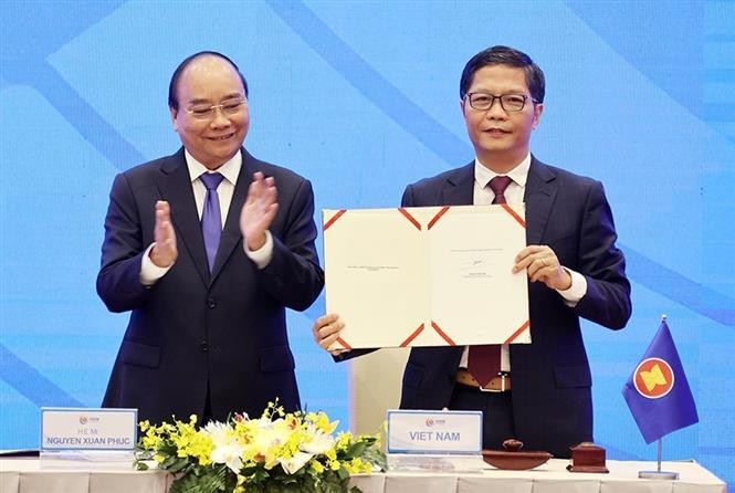 Vietnam ha fortalecido los nexos de asociación estratégica e integral con diversos países, y promovido la firma e implementación de muchos acuerdos de libre comercio de nueva generación. En la foto: El primer ministro Nguyen Xuan Phuc, presidente de la ASEAN en 2020, presenció la rúbrica del Acuerdo de Asociación Económica Integral Regional (RCEP), el 15 de noviembre de 2020, en Hanoi. (Foto: VNA)