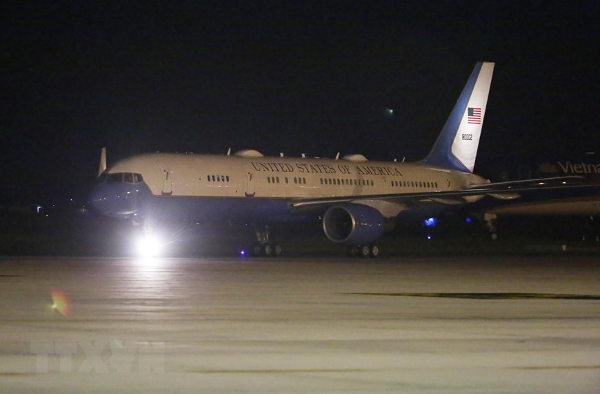 El avión que transportaba a la vicepresidenta estadounidense, Kamala Harris, aterrizó en el aeropuerto internacional de Noi Bai, en Hanoi (Foto: VNA)
