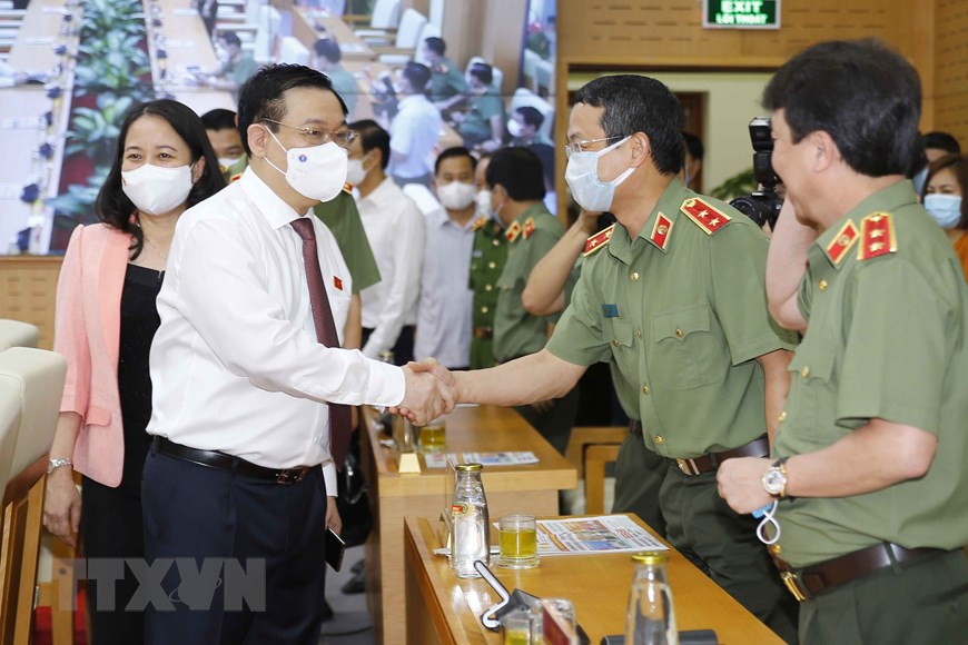 El presidente de la Asamblea Nacional, Vuong Dinh Hue, con los delegados en la teleconferencia (Foto: VNA)