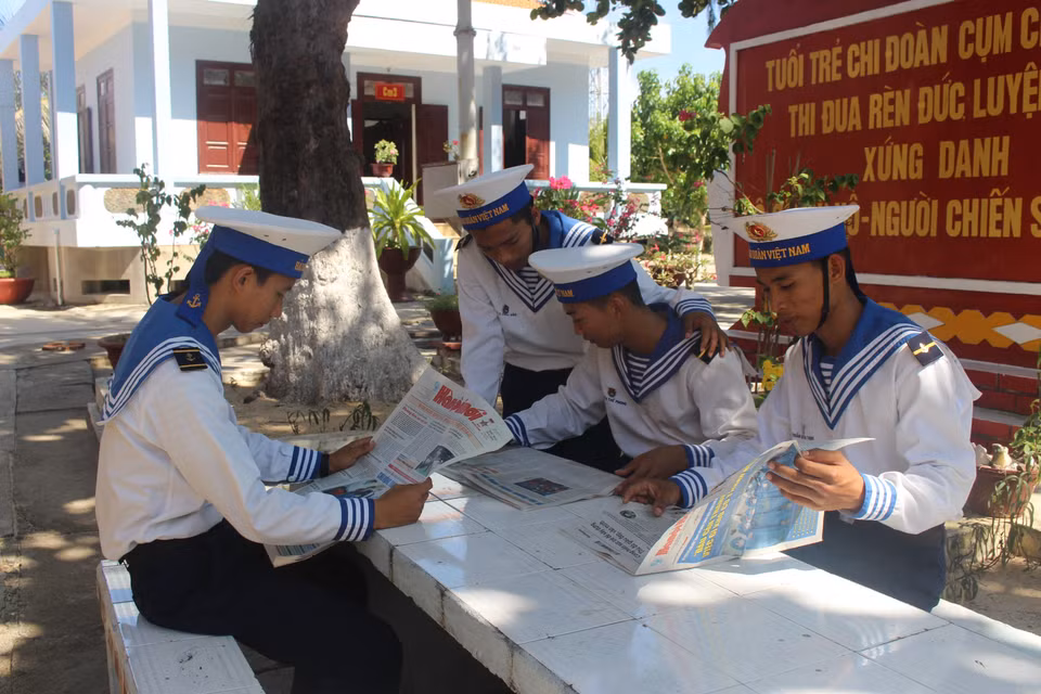 Soldados de la isla de Son Ca, archipiélago de Truong Sa, leen periódicos (Foto: VNA)
