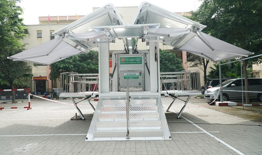 La unidad de vacunación móvil se utiliza para inmunizar a las personas en Ciudad Ho Chi Minh (Foto: VNA)