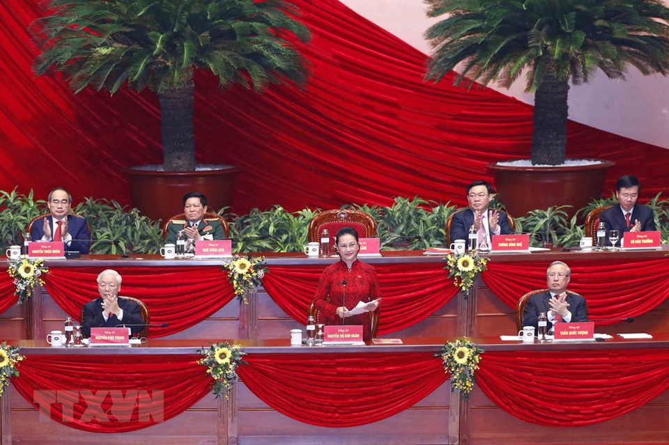 La presidenta de la Asamblea Nacional de Vietnam, Nguyen Thi Kim Ngan, en nombre del Presidium, preside la sesión de clausura del XIII Congreso Nacional del PCV. (Foto: VNA)