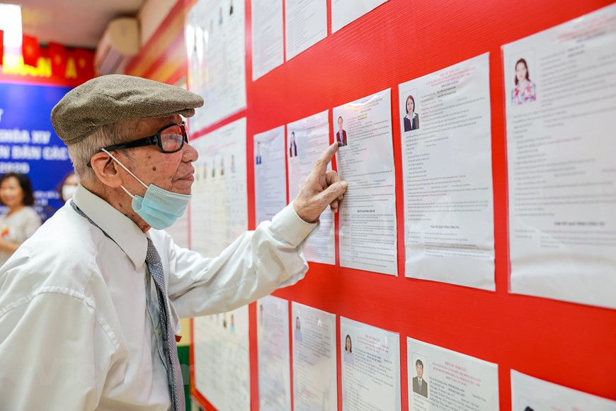 La familia del señor Van Ca ahora tiene tres generaciones que van juntos a las urnas, por lo cual es un orgullo. Siempre les recuerda a sus hijos que sean conscientes de sus responsabilidades con el país. “Les digo a mis hijos, no importa lo ocupados que estén, que estudien cuidadosamente el plan de acción de cada candidato para elegir a las personas talentosas. Se trata de la responsabilidad y el derecho de cada ciudadano”, dijo. Él es muy entusiasta y cree en la generación joven, diciendo que será los futuros dueños del país y capaces de hacer avanzar al país para un mejor futuro de desarrollo (Foto: Vietnam+) 