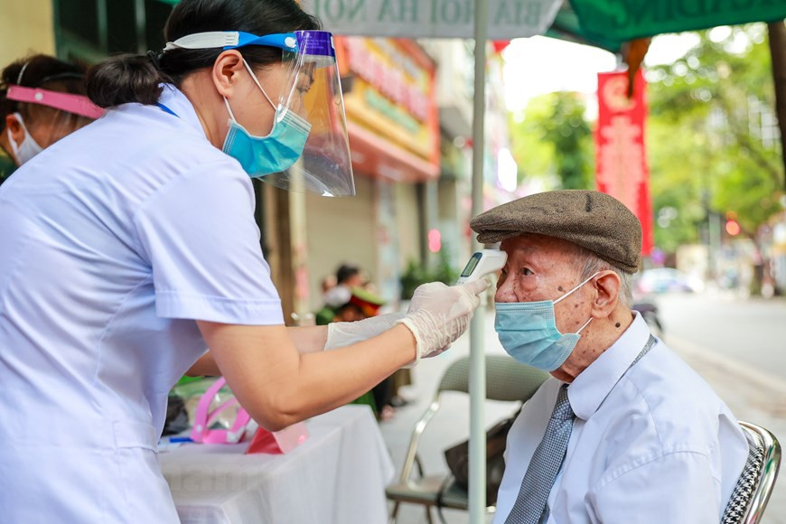 Este año, debido a la complicada situación de la pandemia, los equipos electorales siguien estrictamente las regulaciones del Ministerio de Salud sobre la prevención y control del COVID-19 para garantizar que los electores pudieran ejercer su derecho de voto con seguridad. Un representante del barrio de Ly Thai To en el distrito de Hoan Kiem, en Hanoi, dijo que hay cinco colegios electorales en la zona. El señor Van Ca también es una de las primeras personas en votar en Hanoi el 23 de mayo. A pesar de tener una edad avanzada, él nunca se ha perdido un día de sufraugios generales desde 1946 (Foto: Vietnam+) 