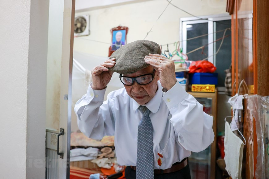 Pham Van Ca, residente en la calle Hang Tre, en el barrio de Ly Thai To del distrito de Hoan Kiem, en Hanoi, se levanta a las 6:00 (hora local) para prepararse para ir al colegio electoral. Pocas personas saben que este hombre de 95 años es una de las primeras personas en votar a los diputados a la Asamblea Nacional de la primera Legislatura y al Consejo Popular municipal en 1946. Esta mañana, el señor Van Ca es el ciudadano de mayor edad en su barrio que emite su voto en el día de elecciones de los diputados a la Asamblea Nacional de la XV Legislatura y a los Consejos Populares de todos los niveles para el período 2021-2026 (Foto: Vietnam+) 