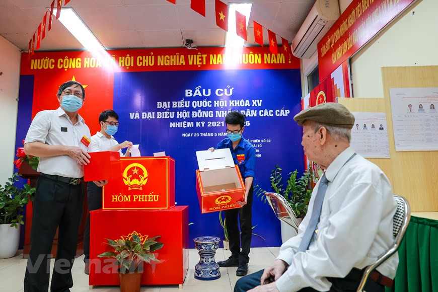 En el día de los comicios, antes de la votación, el equipo electoral debe verificar las urnas en presencia de los votantes para asegurar la transparencia y la objetividad, cumpliendo con el principio de que este proceso esté bajo la inspección del pueblo. Se trata también de una forma para que los votantes supervisen directamente las elecciones. Aunque ha votado muchas veces, para el señor Van Ca, cada votación es tan sagrada como la primera. A pesar de su avanzada edad, el señor Van Ca siempre monitorea de cerca la lista de los votantes para elegir a los diputados más merecedores (Foto: Vietnam+) 