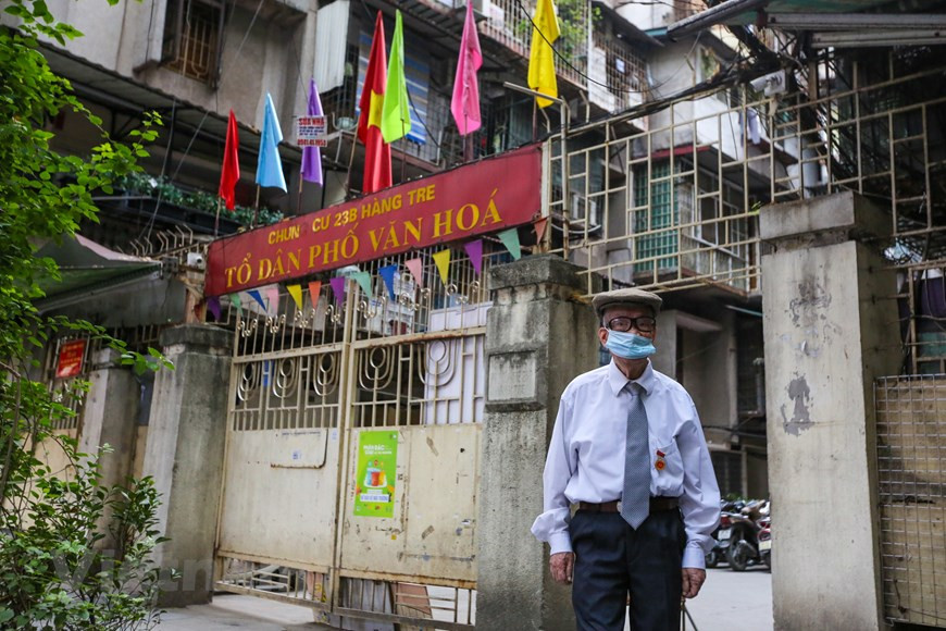 El 23 de mayo también es un “domingo especial” cuando el señor Van Ca y casi 69 millones de votantes en todo el país eligen a los diputados a la Asamblea Nacional de la XV Legislatura y a los Consejos Populares de todos los niveles para el período 2021-2026. Desde una pequeña habitación en el tercer piso en una casa en el número 23B de la calle Hang Tre, llega al colegio electoral número 2 en la guardería Chim non, en el número 42 de la misma calle. La distancia es de solo unas decenas de metros, pero también lo cansa. Sin embargo, él dijo que iría solo al área de votación sin la ayuda de sus descendientes o del equipo electoral ya que se trata de un gran evento para el país (Foto: Vietnam+) 