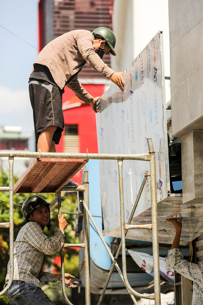 Sin embargo, muchas personas, para ganarse la vida, no tienen otra opición que sufrir el calor abrasador (Fuente: VNA) 