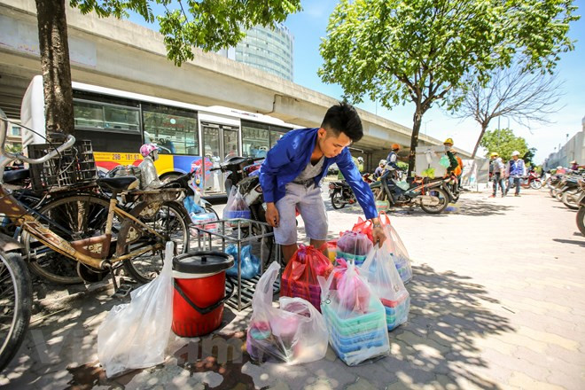 Estos días los proveedores del servicio de entrega se encuentran muy ocupados. Tuan, repartidor de comida, dice que transporta centenares de cajas cada día. (Fuente: VNA) 