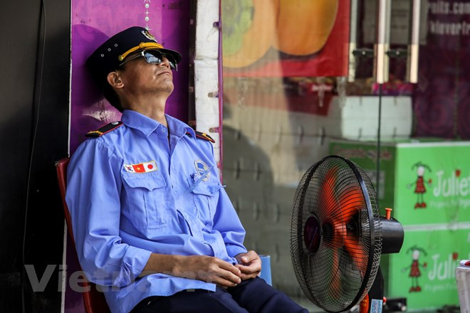 Un custodio aprovecha horas libres para echar una siesta (Fuente: VNA) 