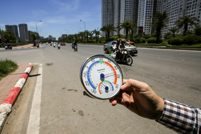 A las 11:00 (hora local) la temperatura en la avenida Thang Long alcanza 45 grados Celcius (Fuente: VNA) 