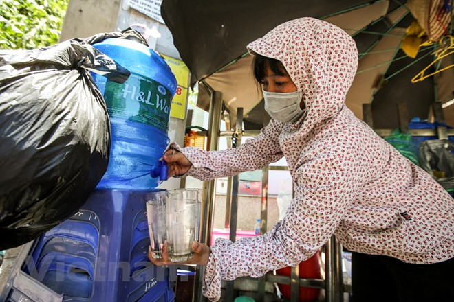 Esta mujer dice que vende cada día centenares de vasos de té con hielo (Fuente: VNA) 
