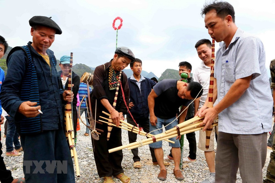 Hombres tocan el Khen, flauta típica de las comunidades minoritarias en Ha Giang (Fuente: VNA) 