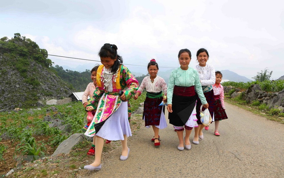 Muchachas de etnías monoritarias bajan de las montañas para atender al mercado tradicional (Fuente: VNA) 