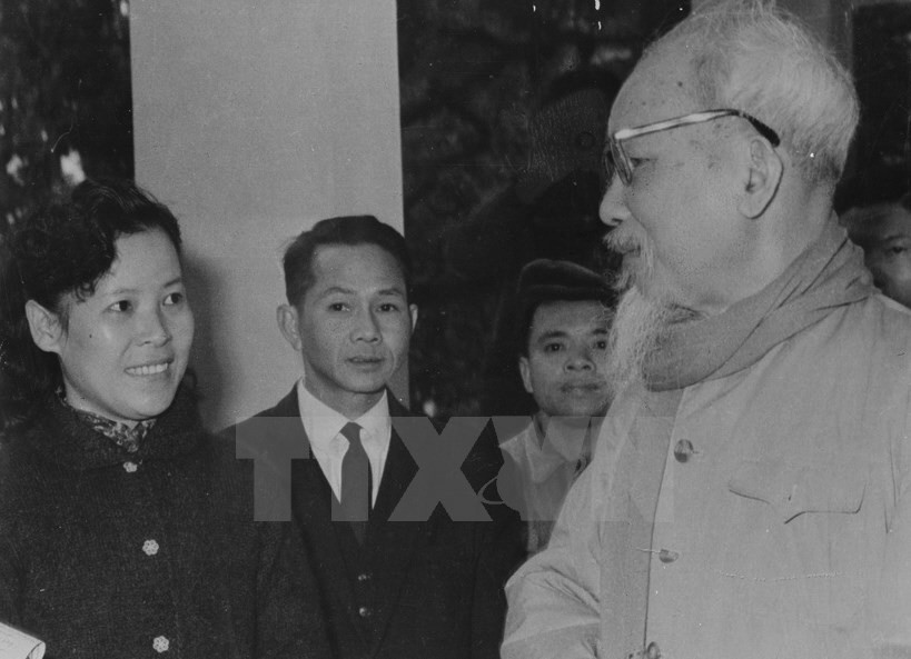 El Presidente Ho Chi Minh ofreció recomendaciones a la reportera Tue Oanh sobre la cobertura de las elecciones de la Asamblea Nacional de la tercera legislatura en 1964. 