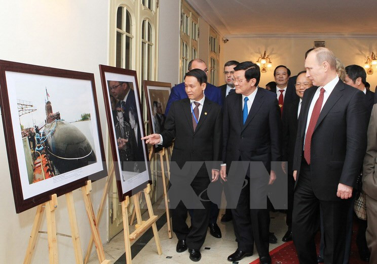 El entonces presidente, Truong Tan Sang, y Vladimir Putin asistieron a la exposición "Relaciones Vietnam-Rusia a través de lentes de reporteros de la VNA y la ITAR-TASS" en 2013. 