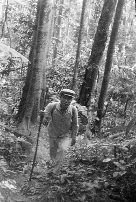 El fotoperiodista Van Sac de la VNA, durante un viaje de trabajo en 1968 por la provincia central de Quang Binh, uno de los campos de batalla 