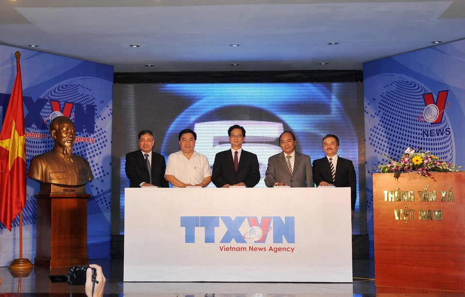 El entonces primer ministro Nguyen Tan Dung (C) inauguró el canal televisivo Vnews en 2010 