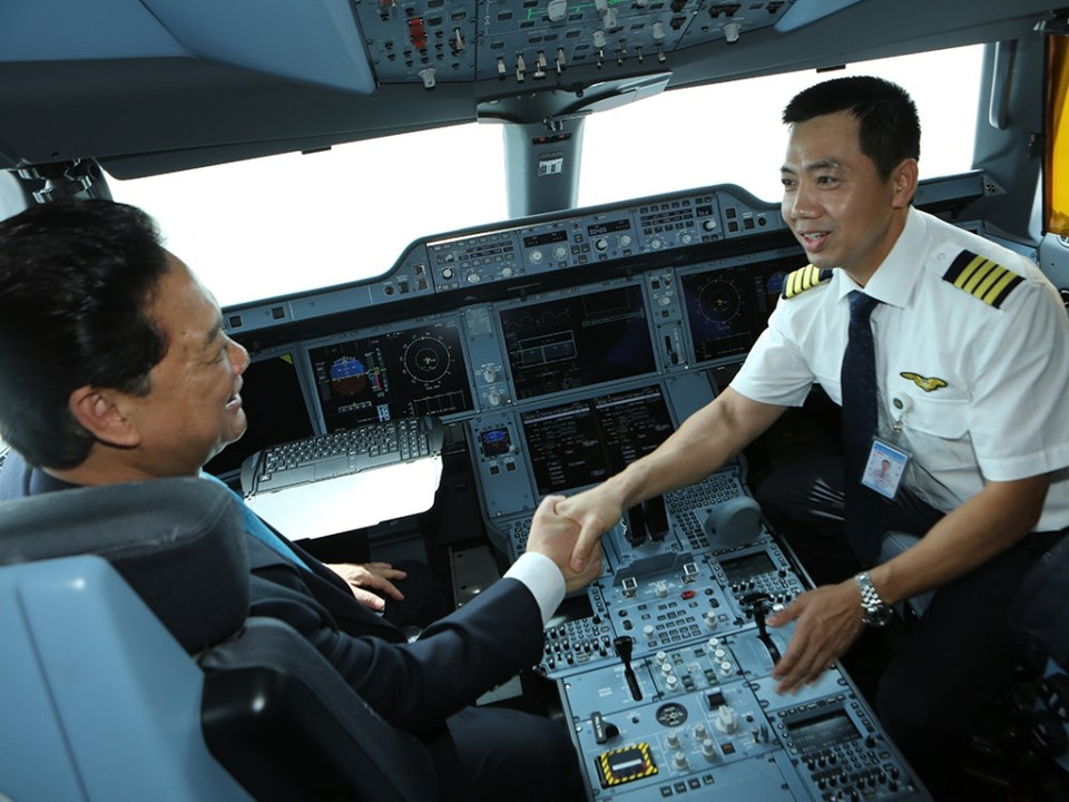 Tan Dung congratuló a la tripulación (Fuente: Vietnam Airlines)