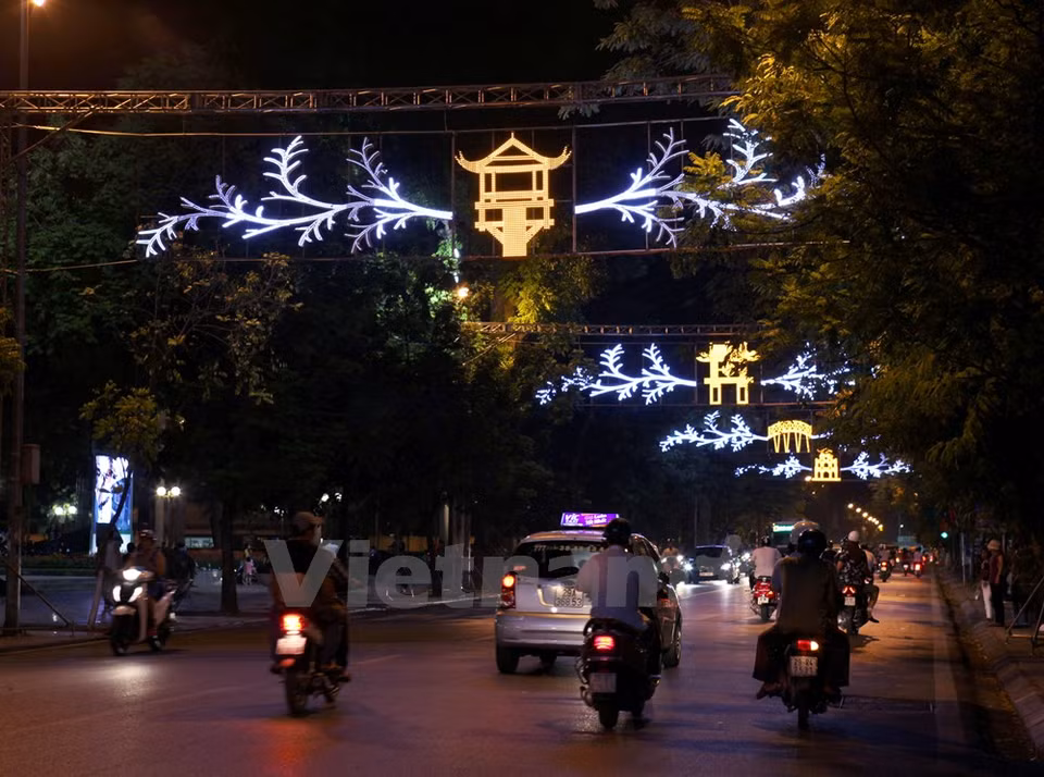 Hanoi centelleante en horario nocturno (Fuente: VNA)
