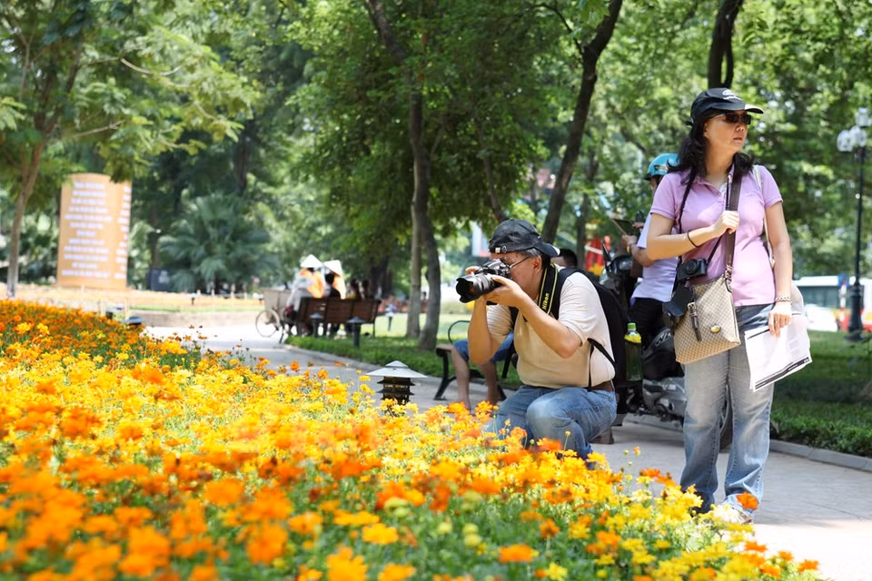 Turistas extranjeros captan imágenes de la capital en múltiples colores (Fuente: VNA)