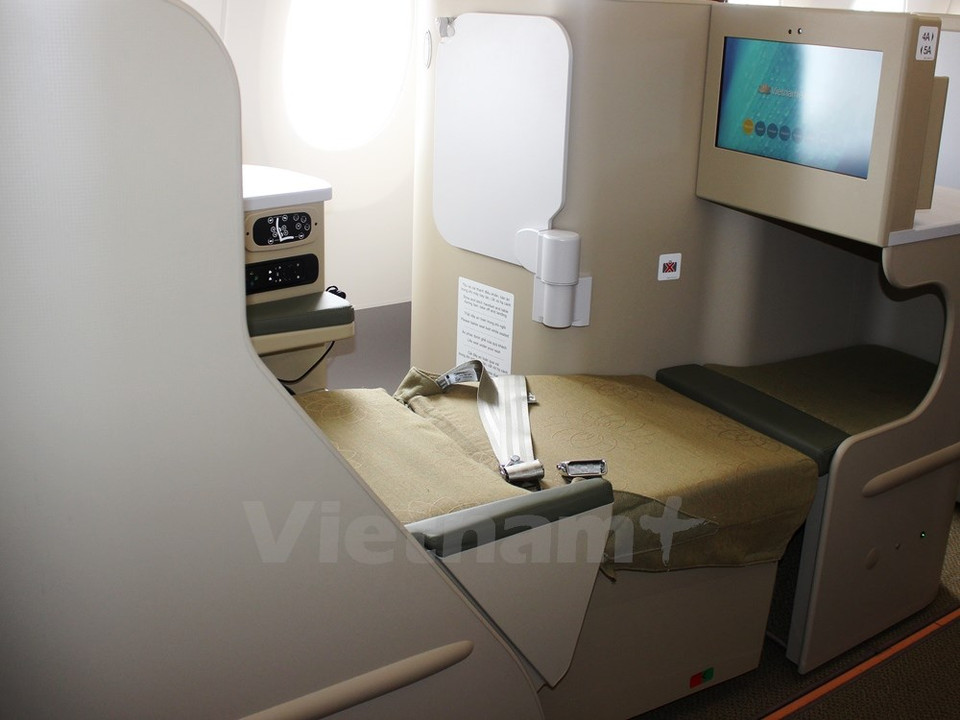 Clientes en clase de negocios tienen una pantalla para ver vídeos y cama con inclinación de 180 grados (Fuente: VNA)